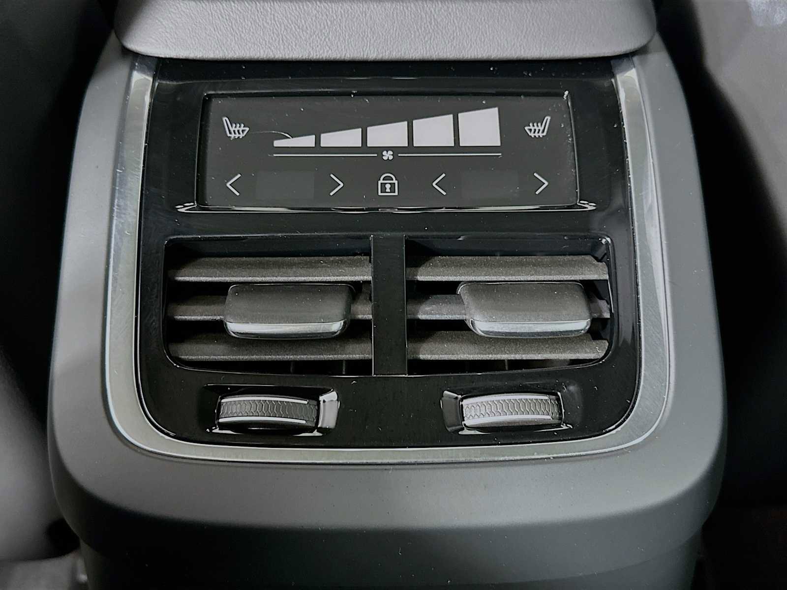 Certified 2025 Volvo XC90 T8 Plus w/ Protection Package Premier image 24