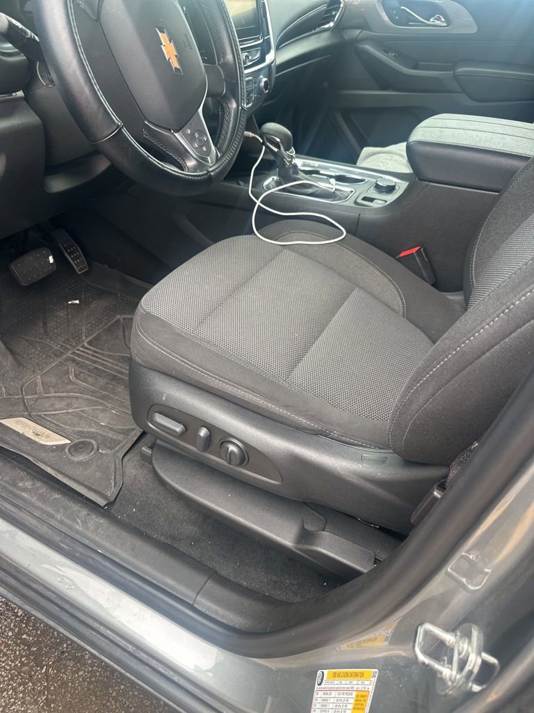 Used 2023 Chevrolet Traverse LT FWD image 7