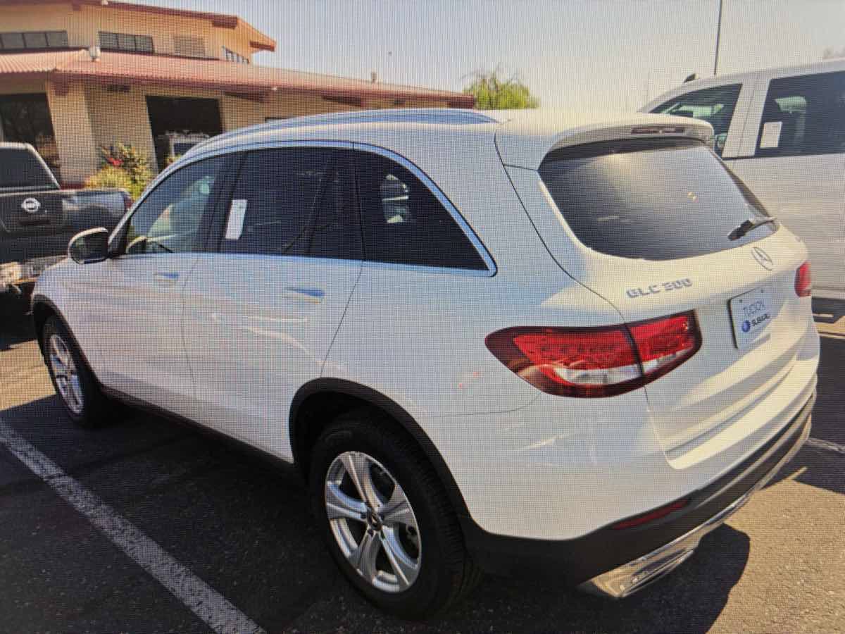 Used 2018 Mercedes-Benz GLC 300 4MATIC w/ Premium Package image 2