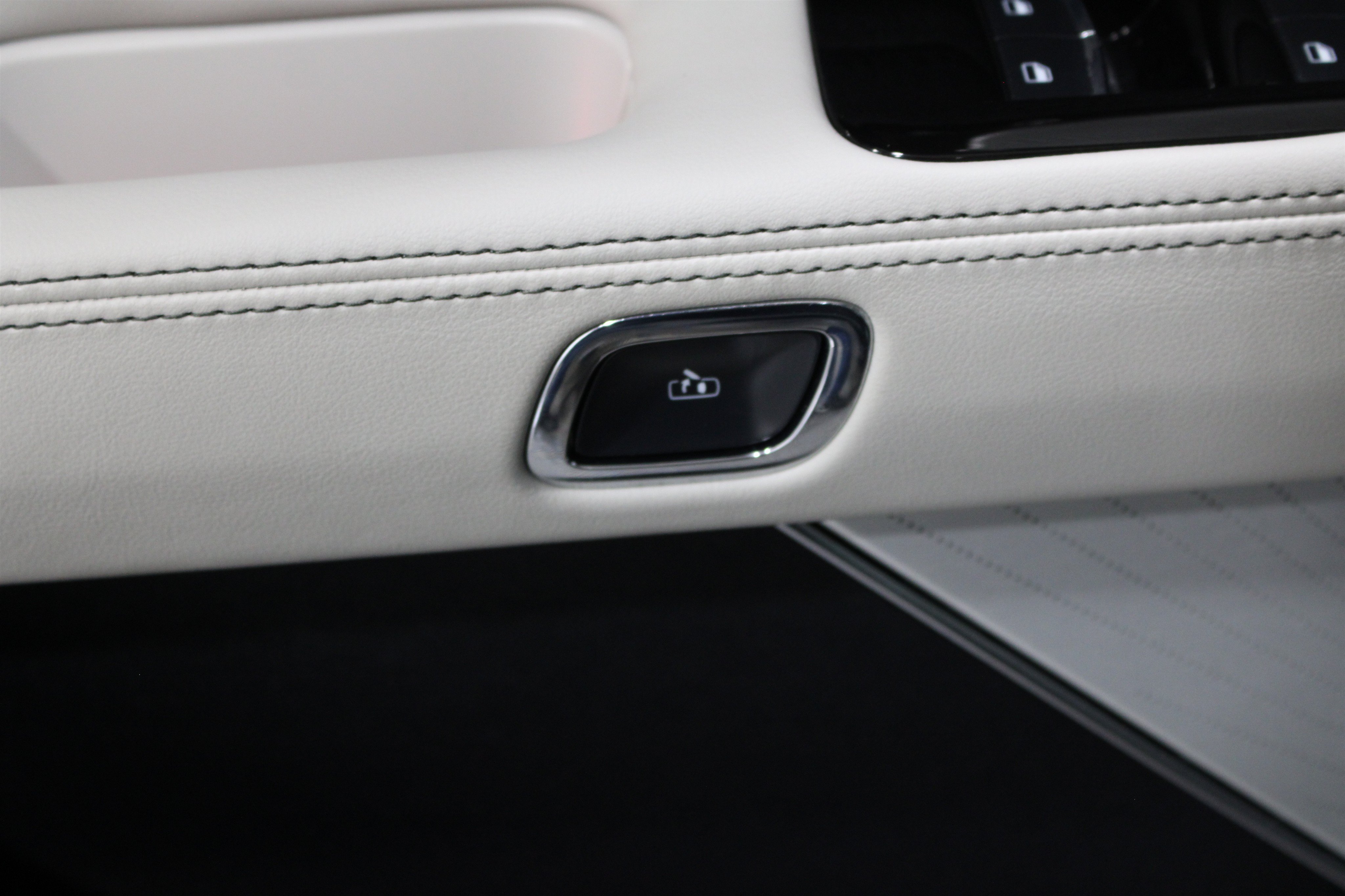 Certified 2026 Lincoln Aviator Reserve AWD/4WD image 8