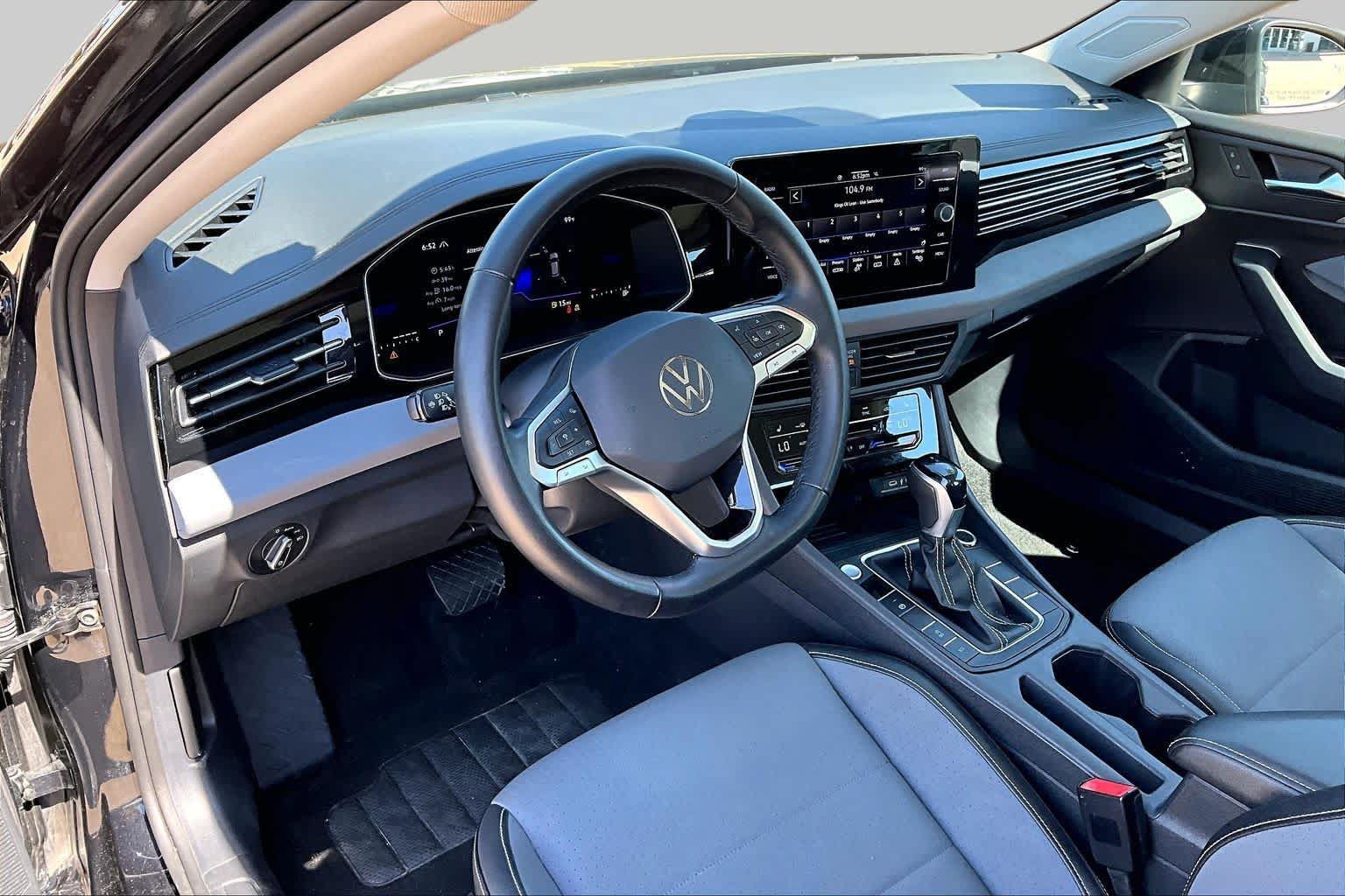 Used 2025 Volkswagen Jetta SE FWD image 15