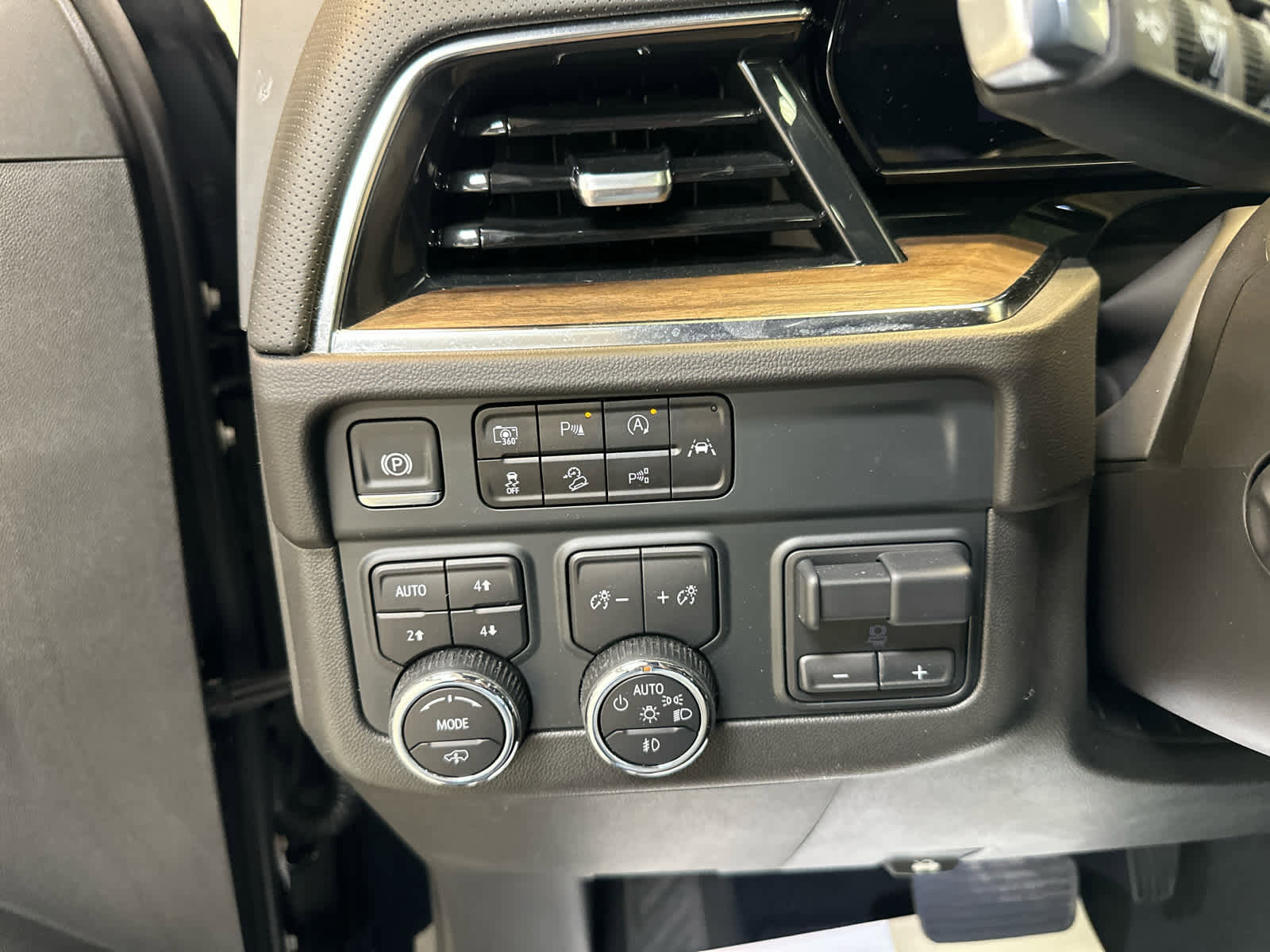 Used 2025 Chevrolet Suburban High Country AWD/4WD image 22
