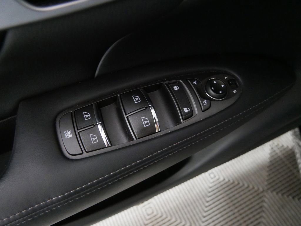 Used 2018 INFINITI Q70 L 3.7 AWD/4WD image 19