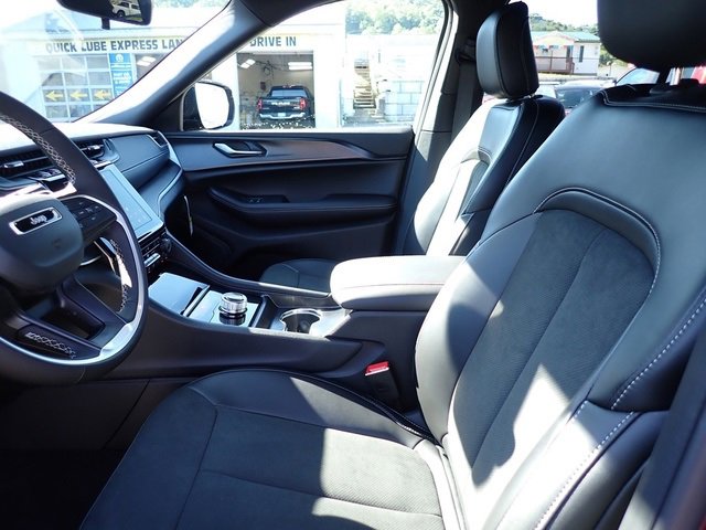 New 2025 Jeep Grand Cherokee Altitude image 12