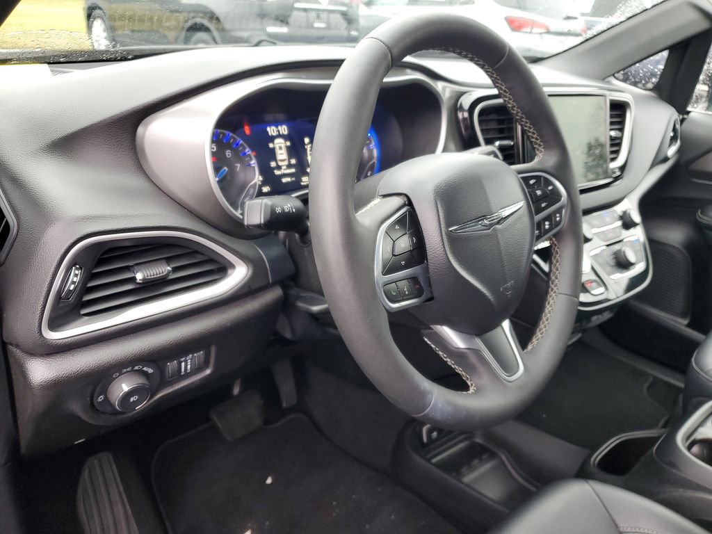 Used 2025 Chrysler Pacifica Select image 11
