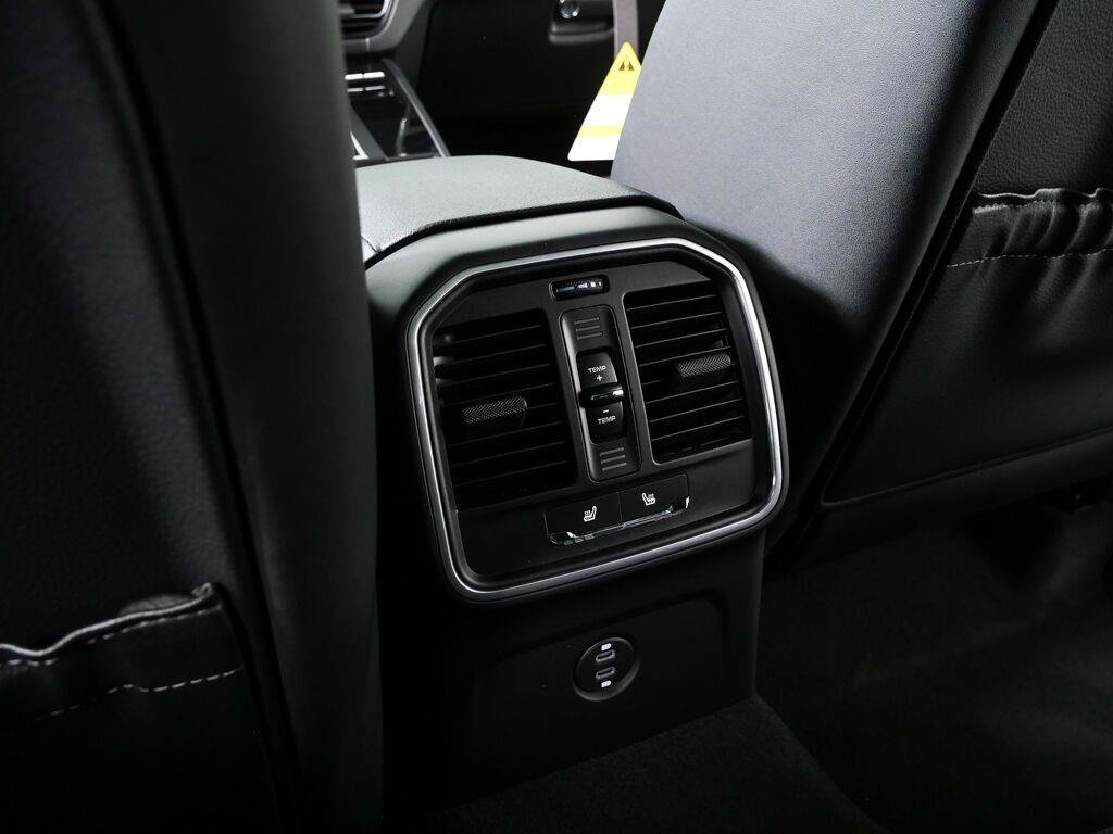 Certified 2026 Porsche Macan AWD/4WD image 19