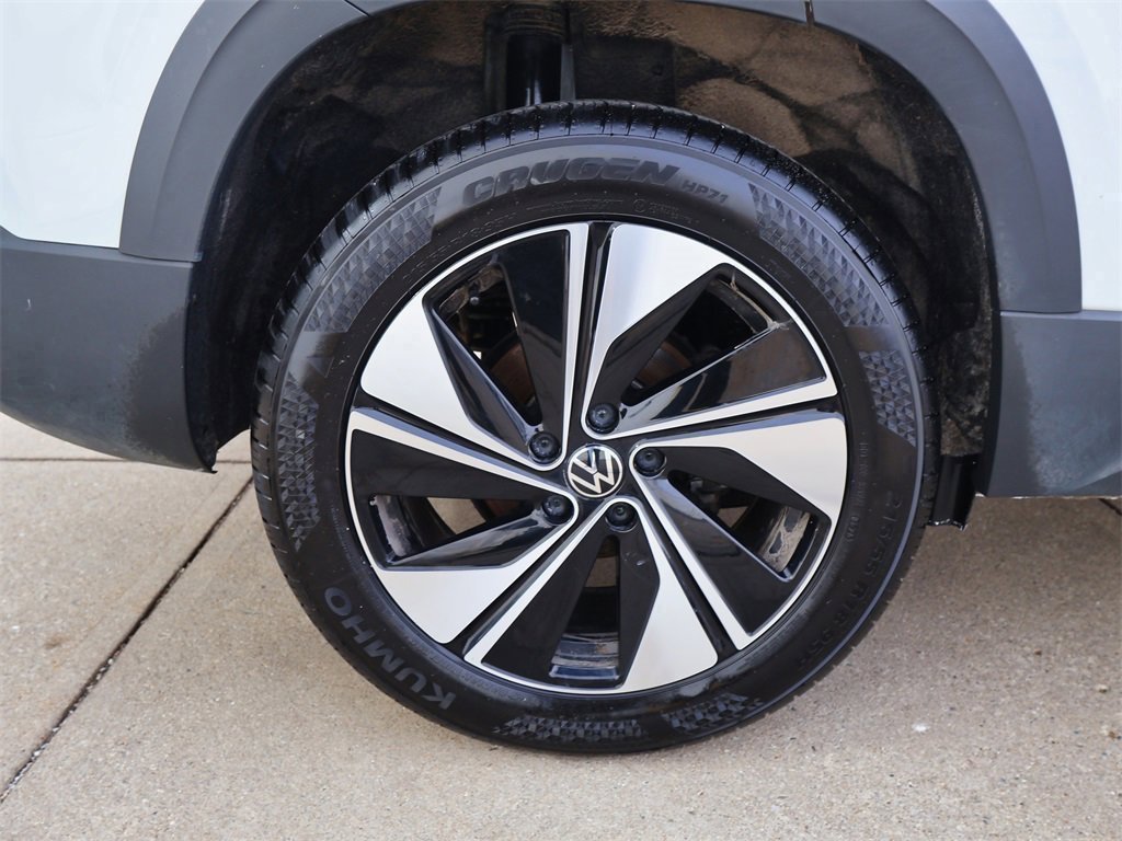 Certified 2025 Volkswagen Taos SE w/ Panoramic Sunroof Package image 9