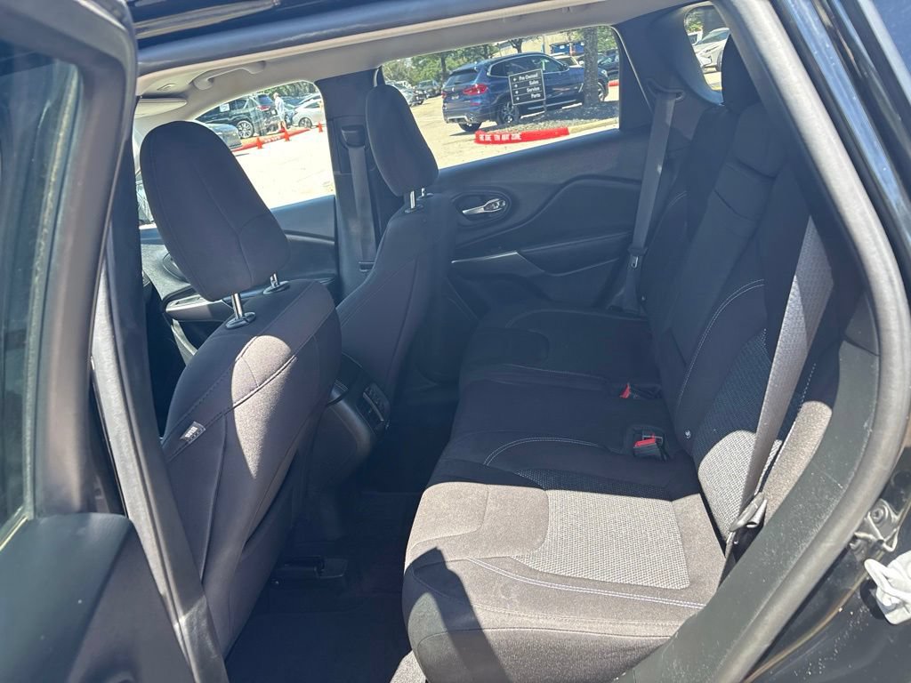 Used 2019 Jeep Cherokee Latitude w/ Popular Appearance Group FWD image 18