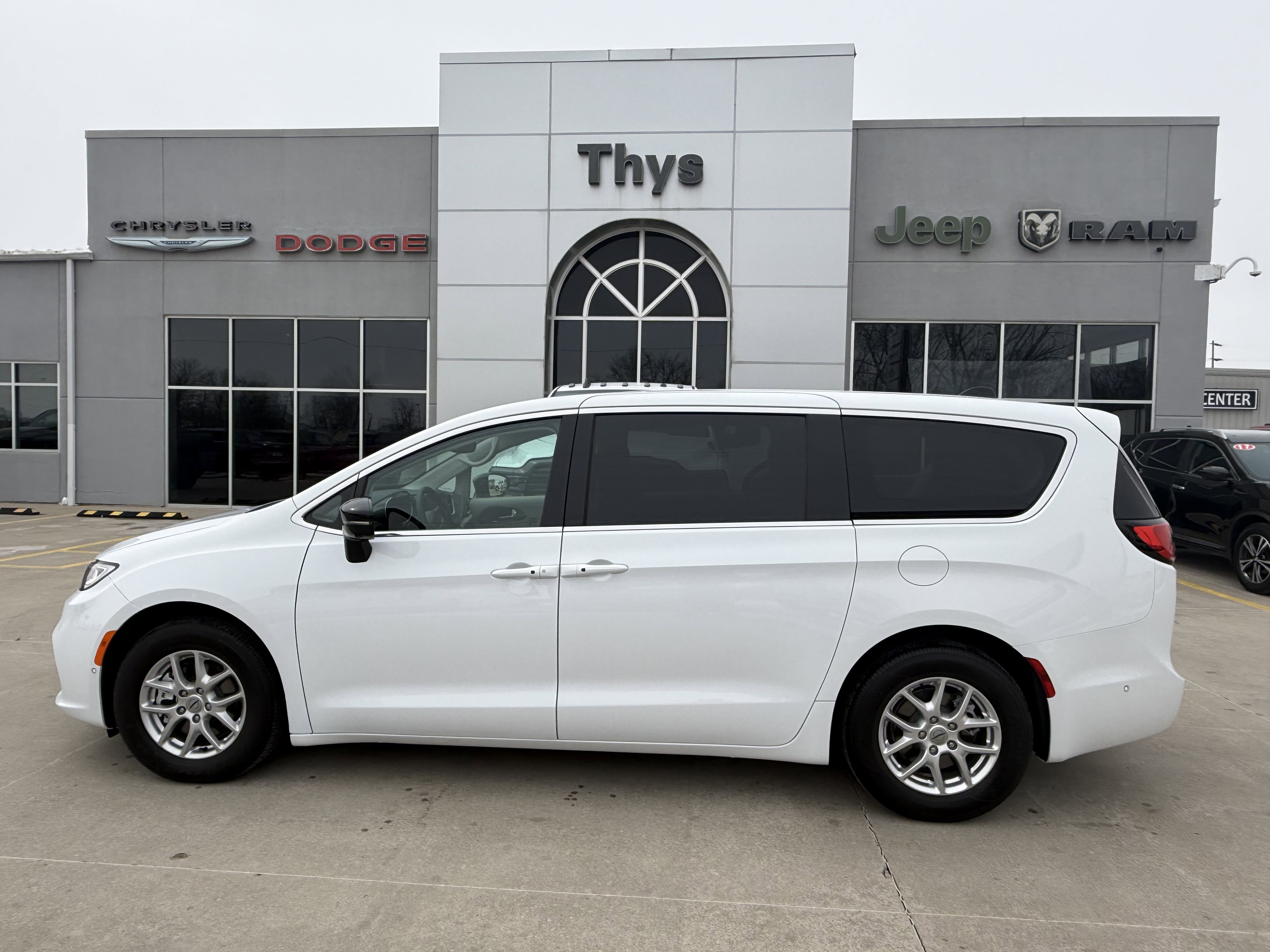 Used 2024 Chrysler Pacifica Touring-L image 35