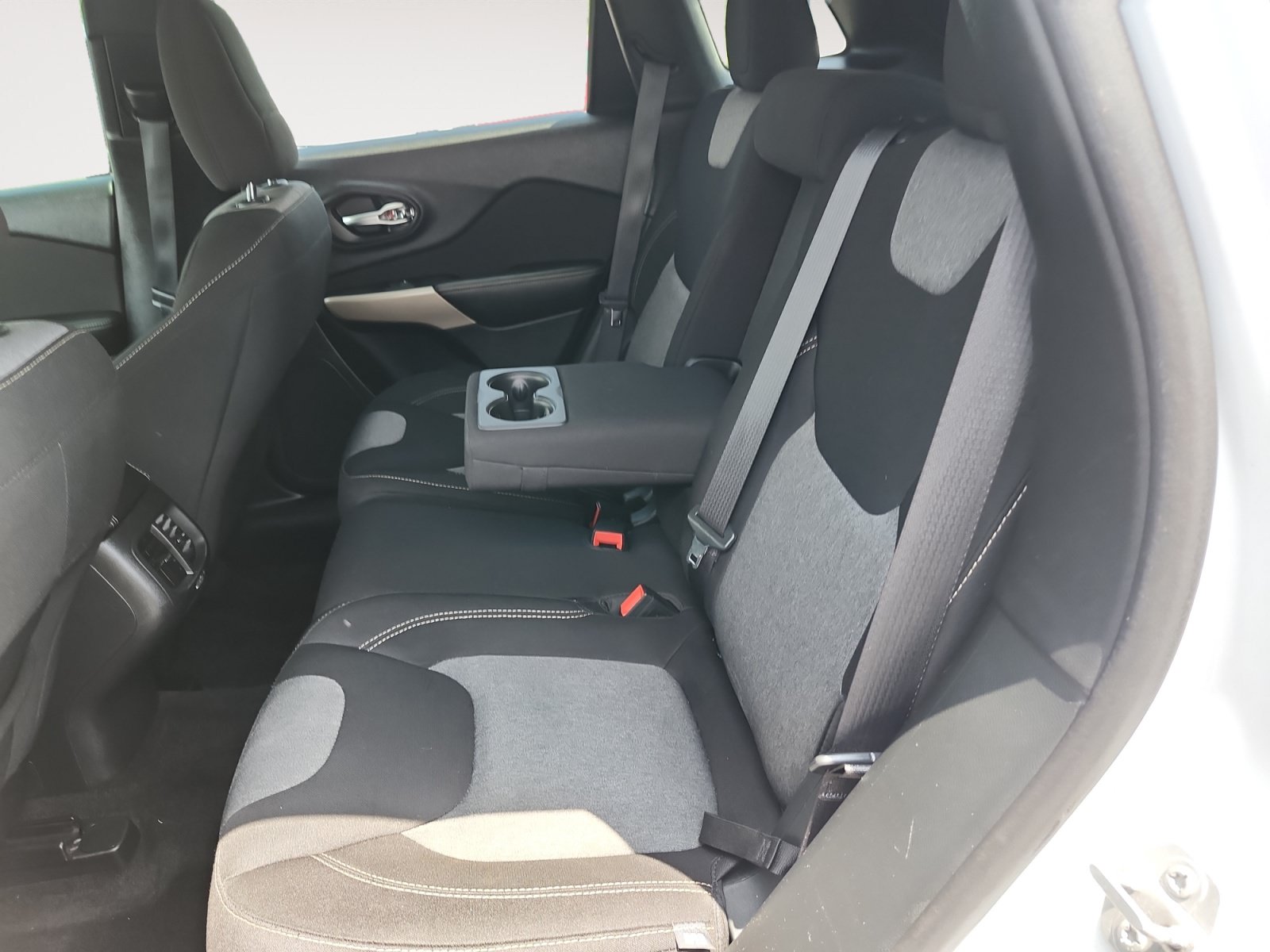 Used 2018 Jeep Cherokee Sport AWD/4WD image 17