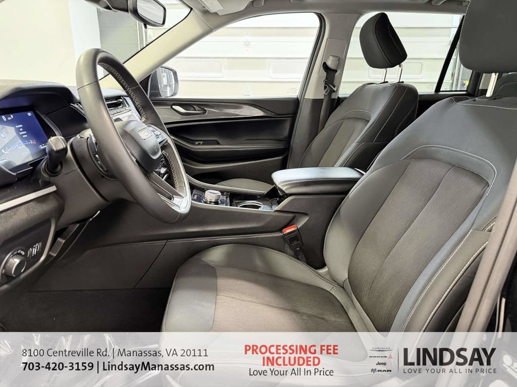 Used 2023 Jeep Grand Cherokee Laredo w/ Luxury Tech Group I AWD/4WD image 19