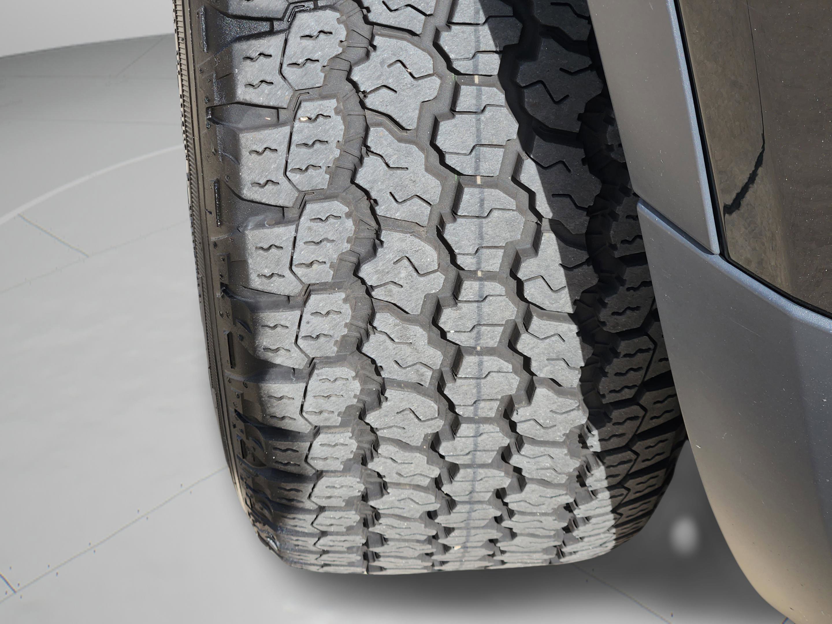 Certified 2025 Land Rover Defender 110 S image 32