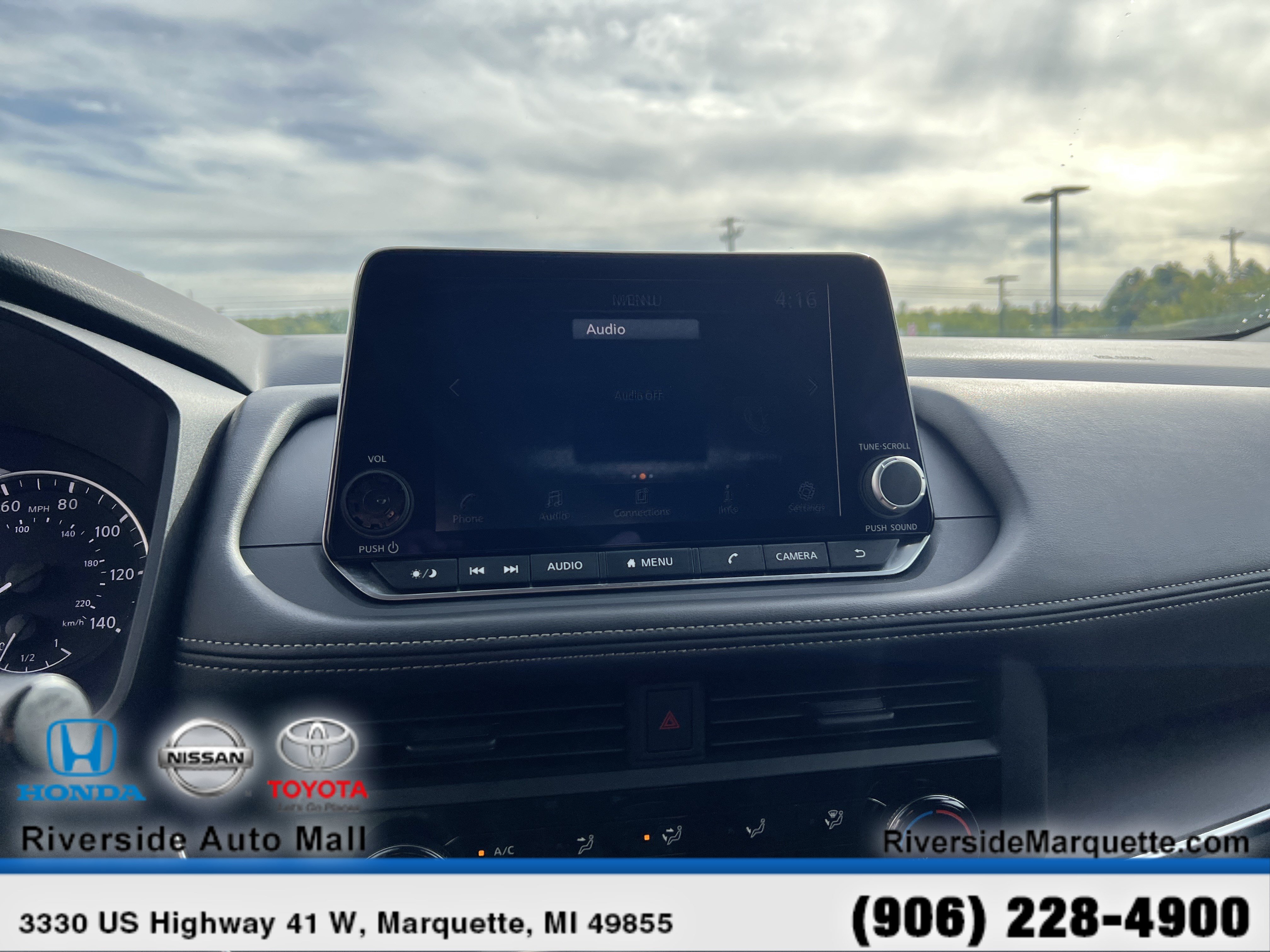 Used 2025 Nissan Rogue S AWD/4WD image 17
