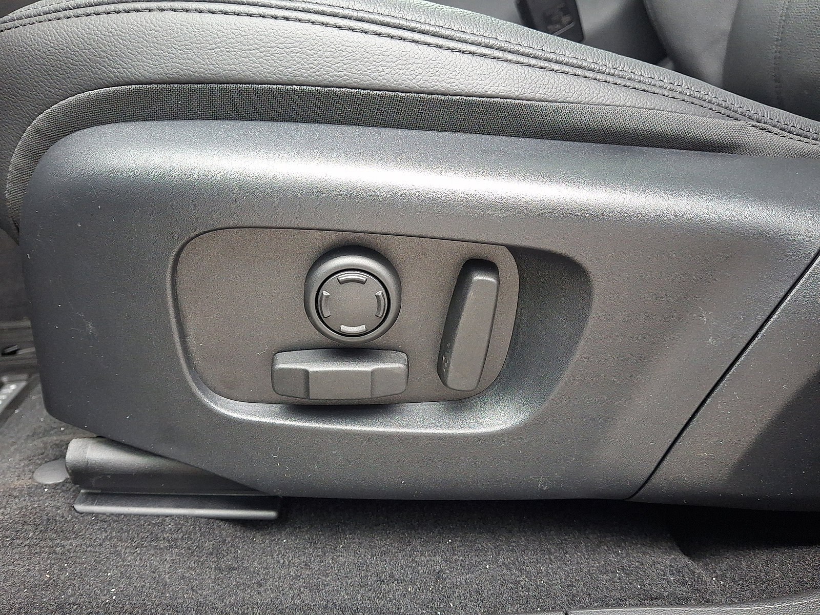 Certified 2026 Land Rover Range Rover Evoque S image 4