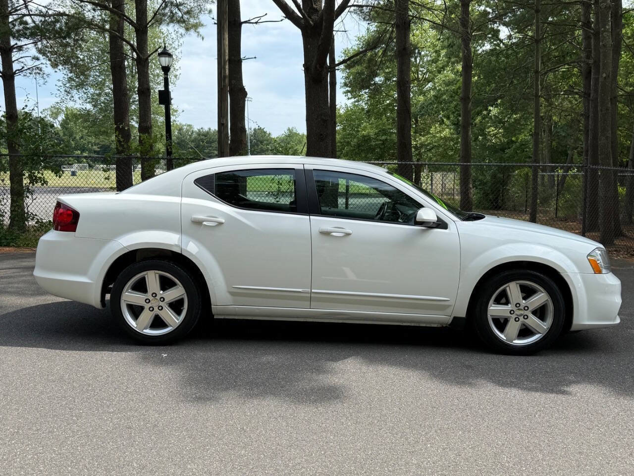 Used 2011 Dodge Avenger Mainstreet FWD image 4