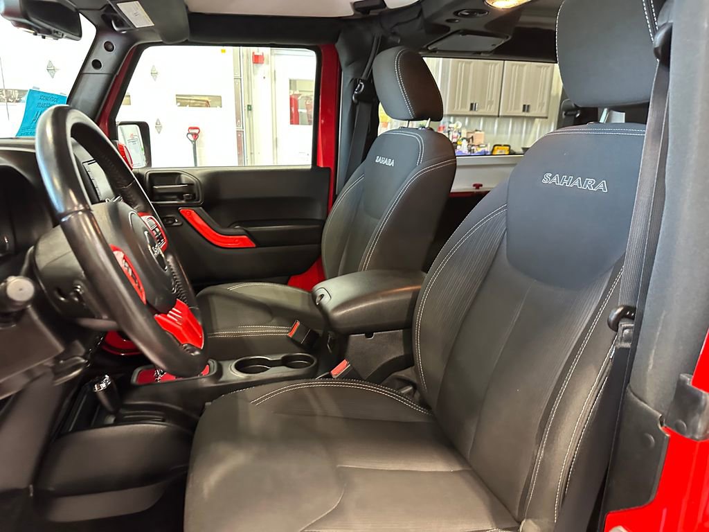 Used 2018 Jeep Wrangler Sahara w/ Connectivity Group AWD/4WD image 23