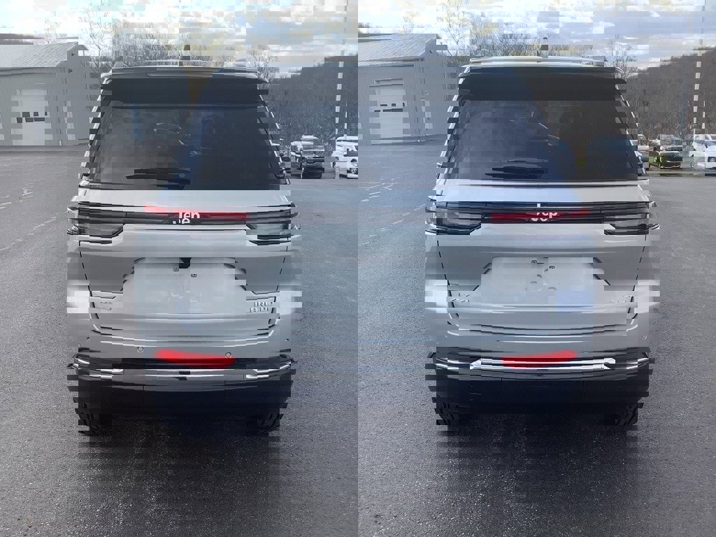 New 2025 Jeep Grand Cherokee Laredo w/ Luxury Tech Group I image 4