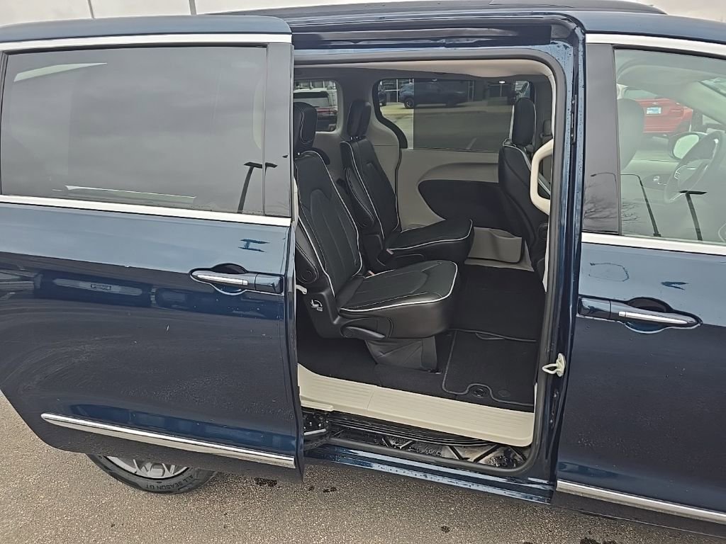 Used 2022 Chrysler Pacifica Limited image 7