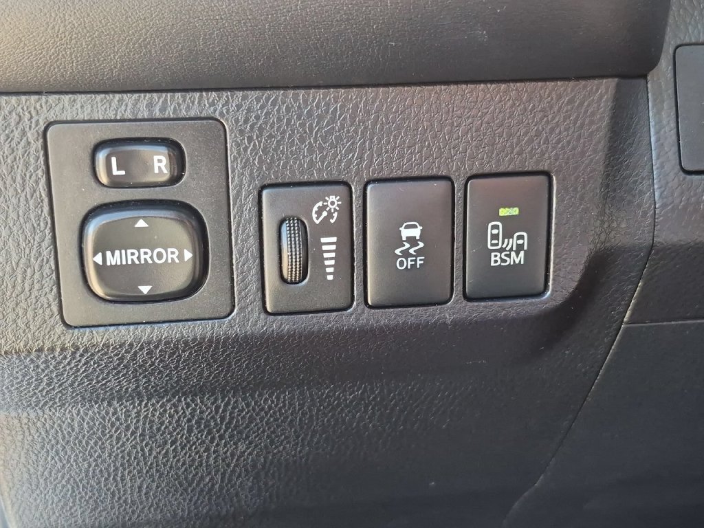 Used 2015 Toyota RAV4 Limited w/ Technology Package FWD image 10