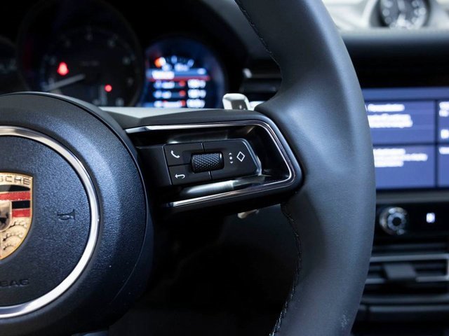 Used 2025 Porsche Macan image 26