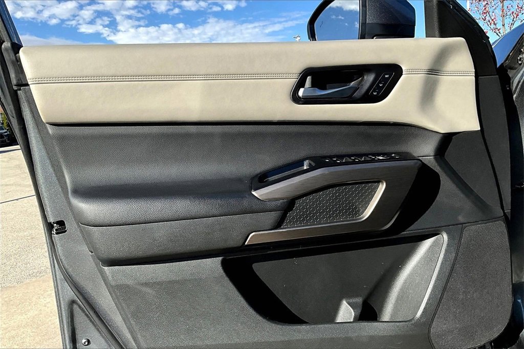 Used 2022 Nissan Pathfinder Platinum w/ Cargo Package image 16