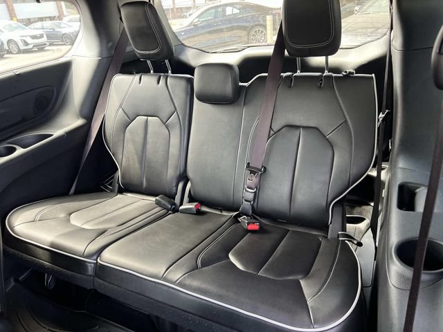 Used 2023 Chrysler Pacifica Limited w/ Uconnect Theater Family Group FWD image 15