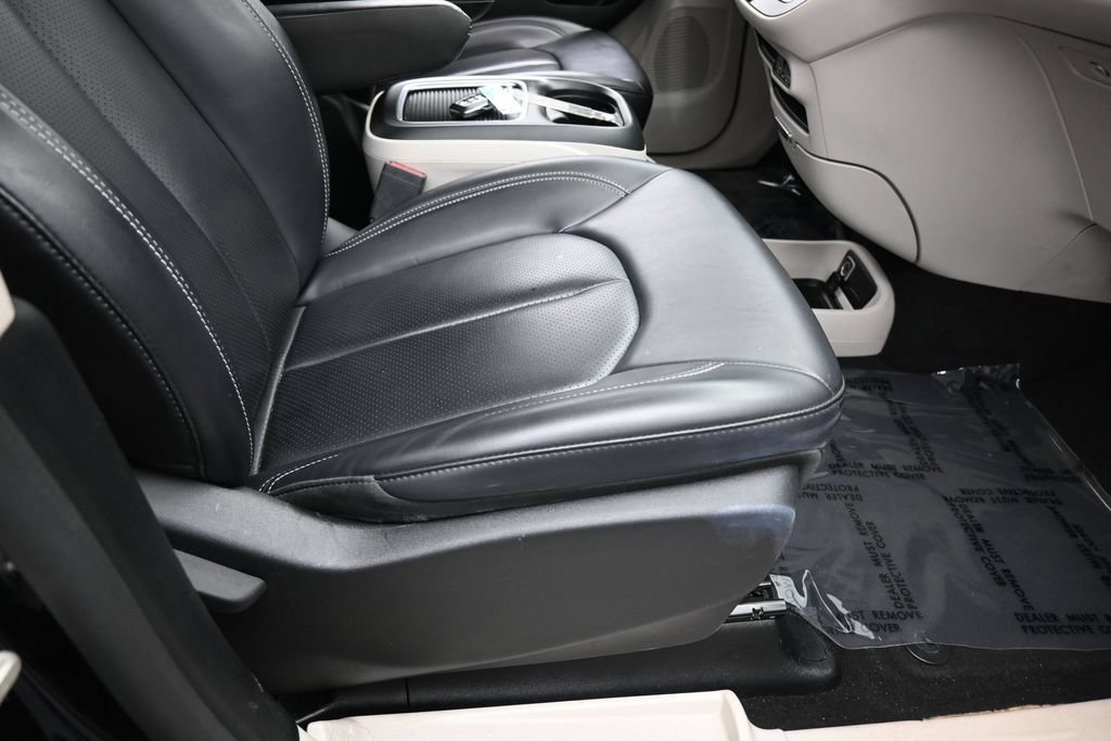 Used 2023 Chrysler Pacifica Touring-L FWD image 42