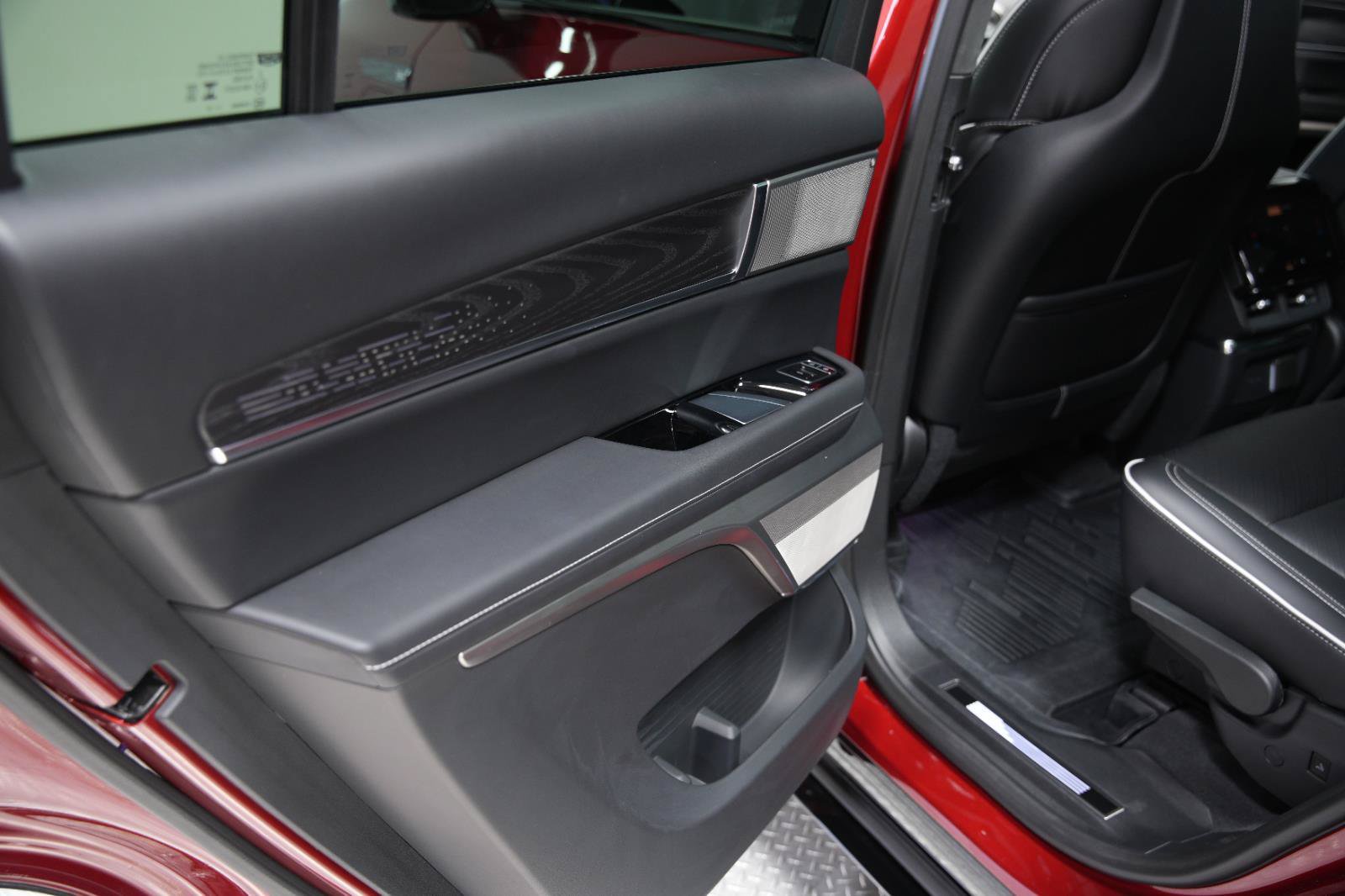 Used 2026 Cadillac Vistiq Platinum w/ LPO, Floor Liner Package AWD/4WD image 35