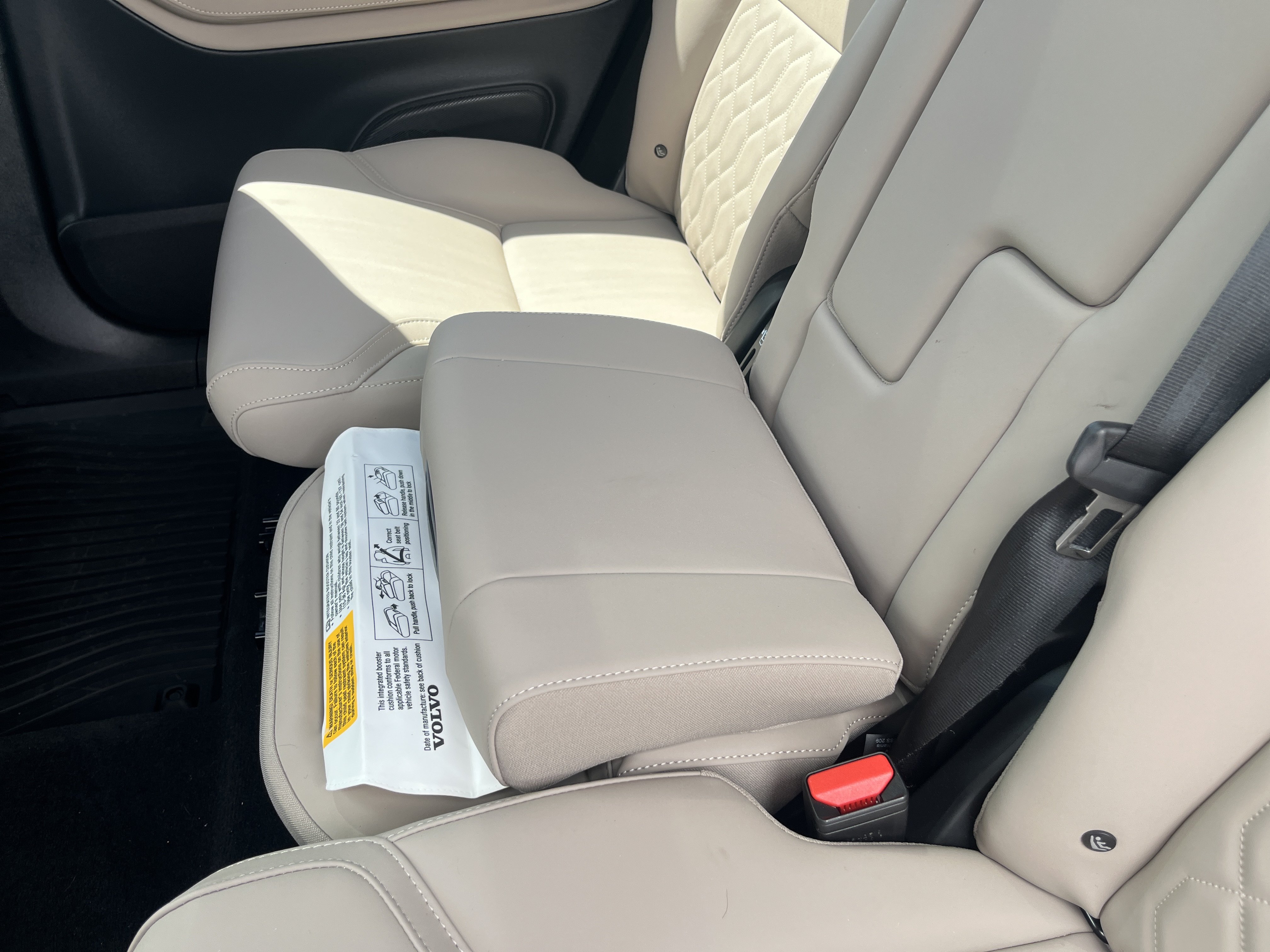 New 2026 Volvo XC90 B6 Plus w/ Protection Package Premier AWD/4WD image 13