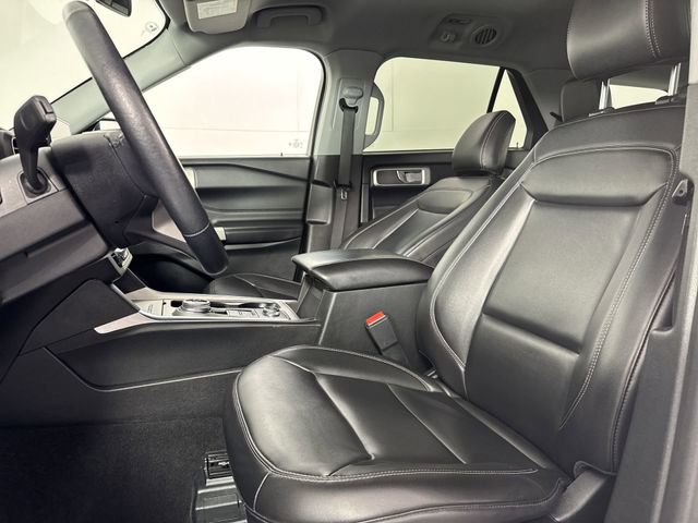 Used 2023 Ford Explorer XLT w/ Equipment Group 202A AWD/4WD image 17