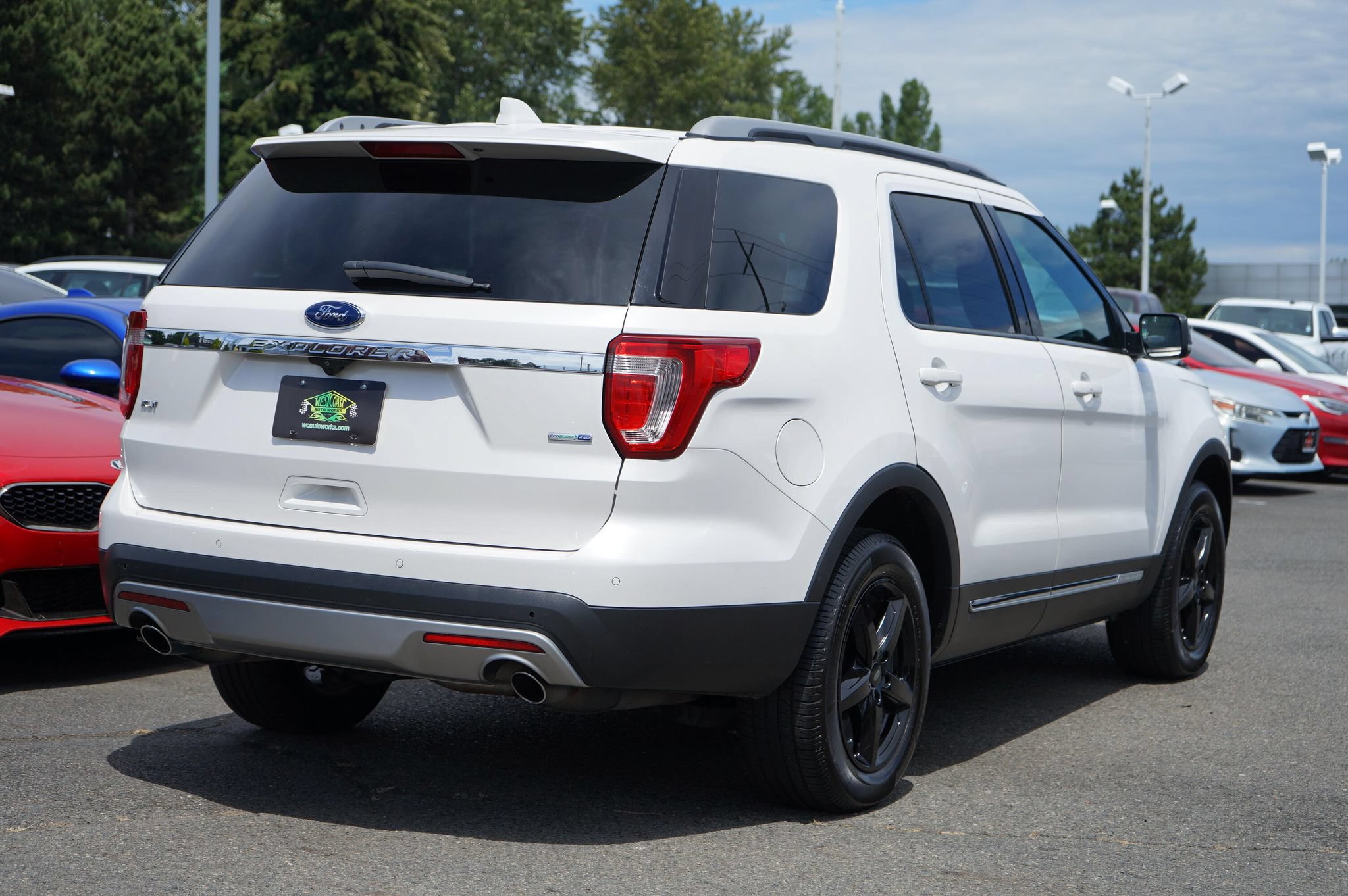 Used 2016 Ford Explorer XLT w/ Equipment Group 202A AWD/4WD image 5