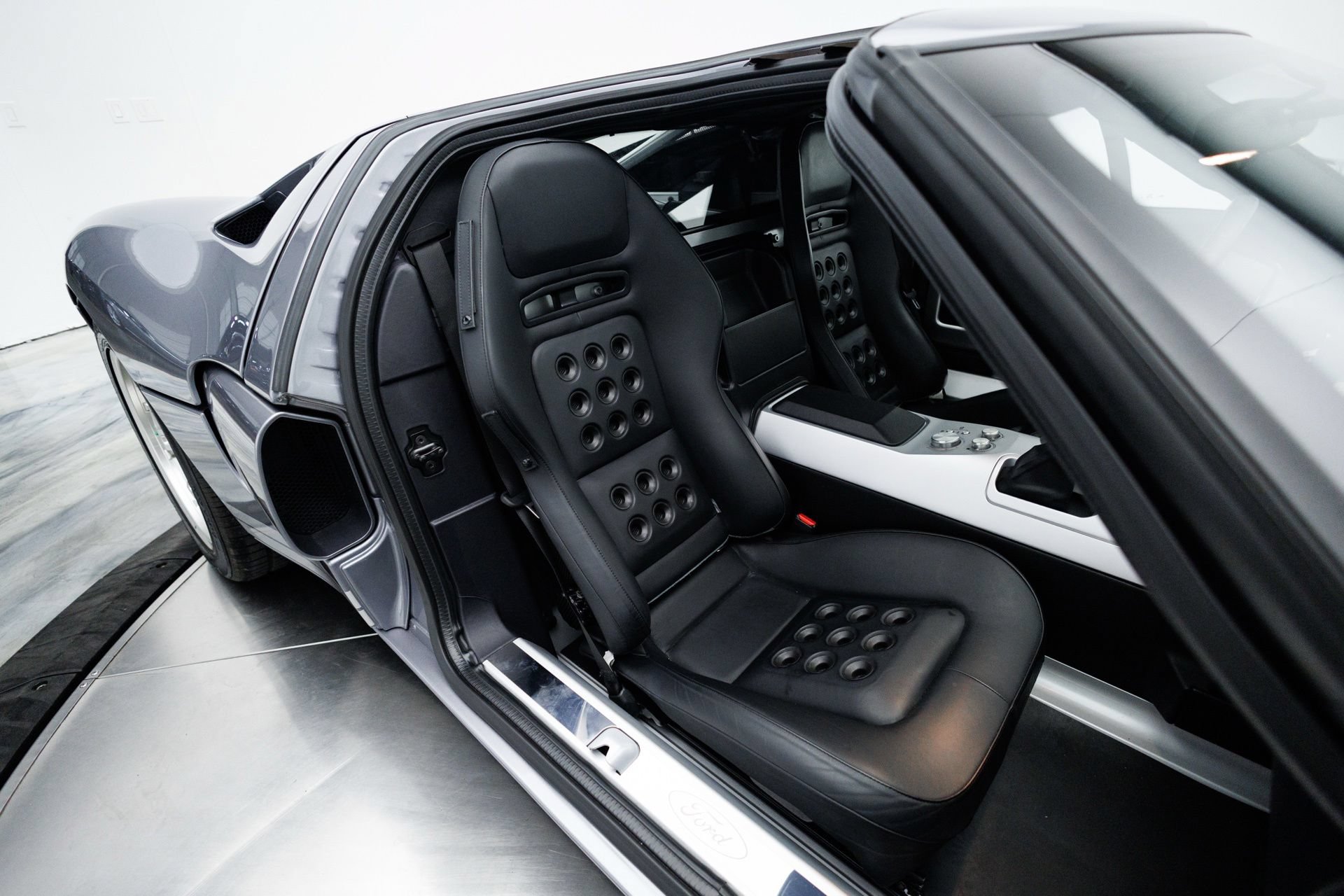 Used 2006 Ford GT RWD image 49