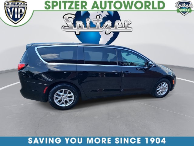 Used 2025 Chrysler Pacifica Select FWD image 1