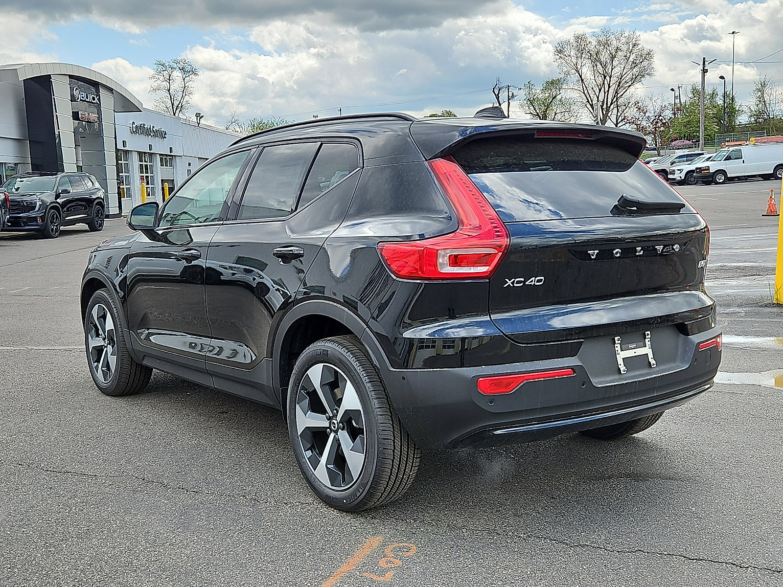 New 2026 Volvo XC40 B5 Plus w/ Climate Package AWD/4WD image 4
