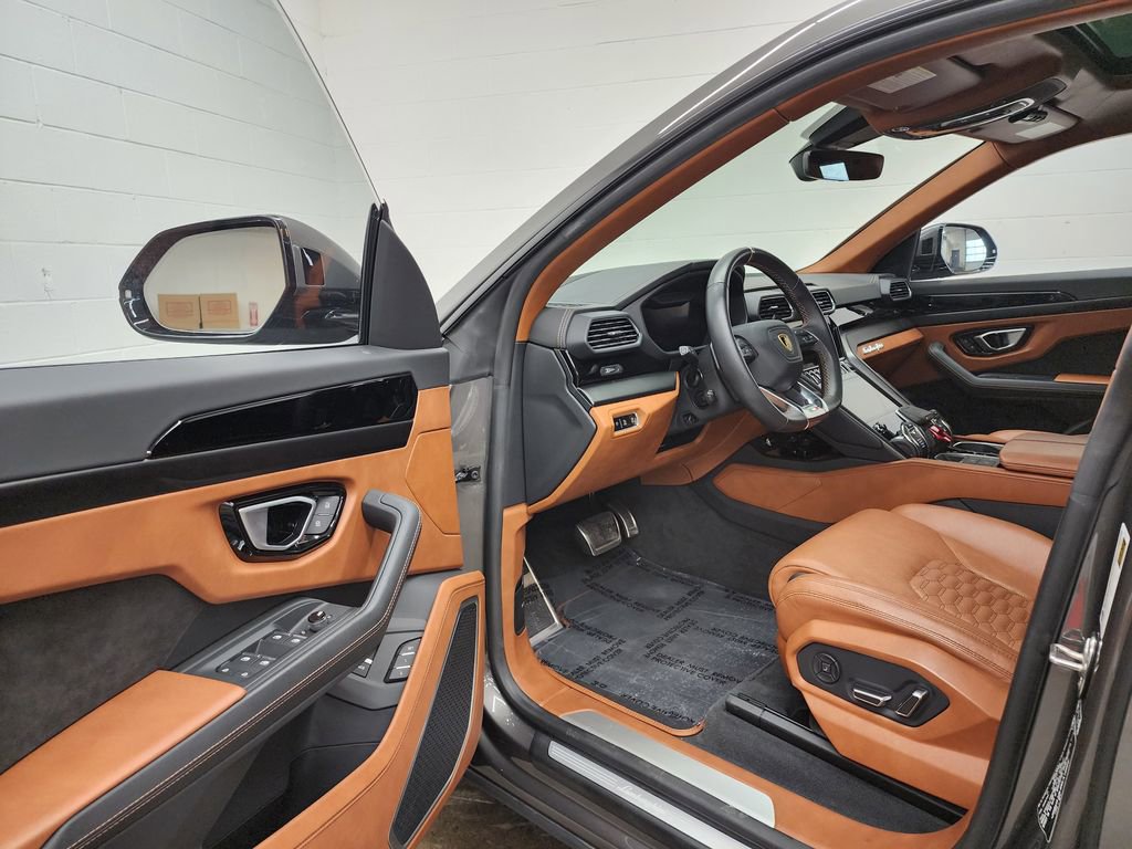 Used 2022 Lamborghini Urus image 11