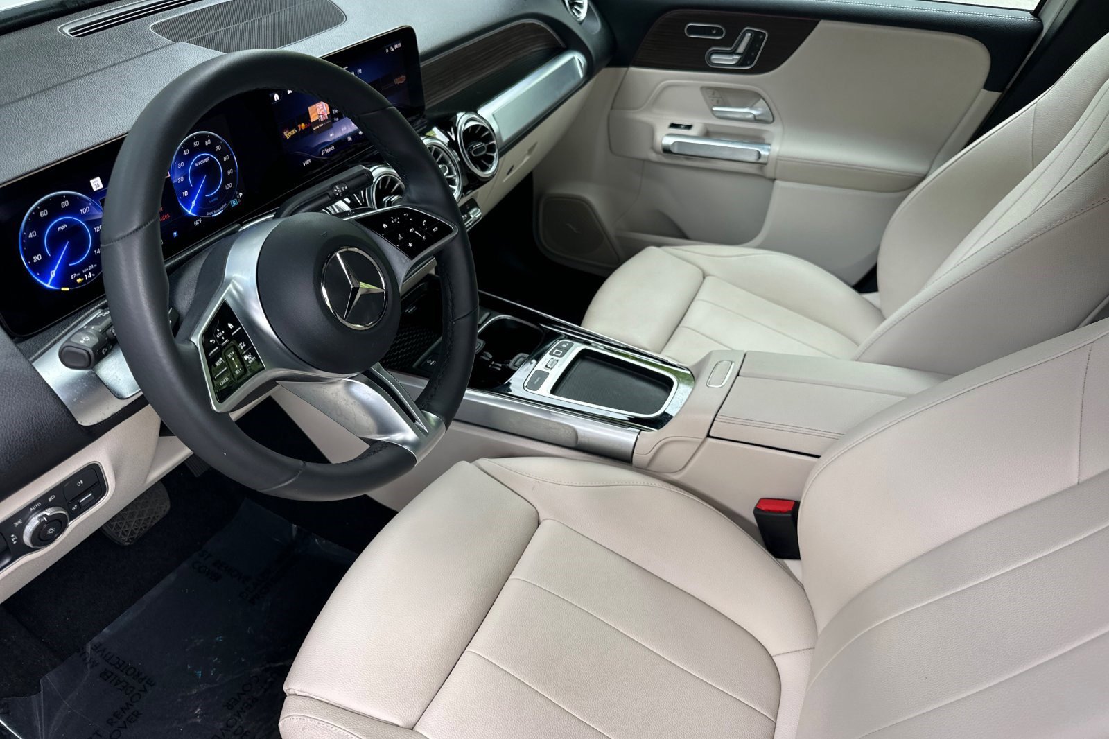 Used 2025 Mercedes-Benz EQB 300 4MATIC image 4