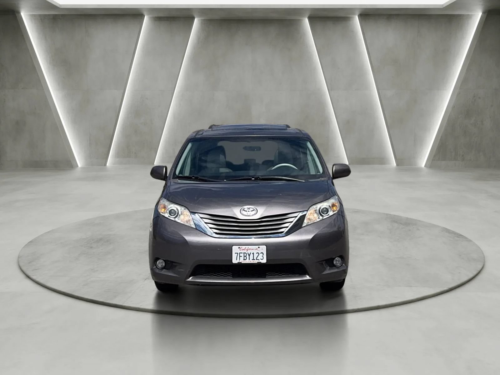 Used 2014 Toyota Sienna XLE FWD image 8