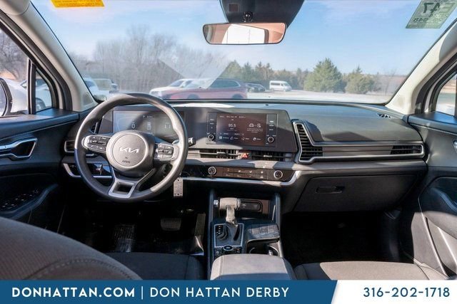 Used 2024 Kia Sportage LX image 3