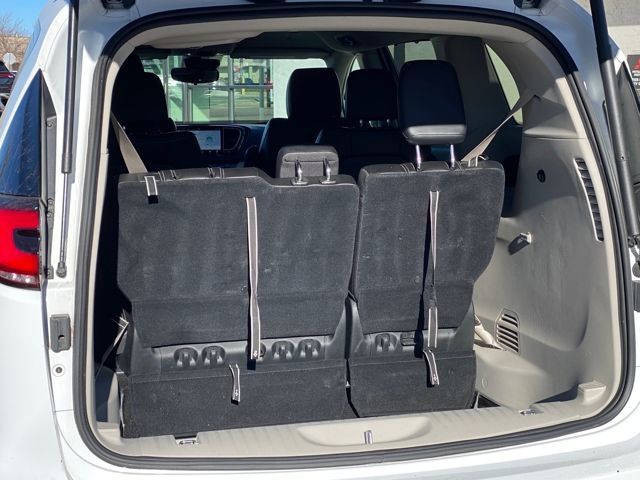 Used 2024 Chrysler Pacifica Touring-L image 23