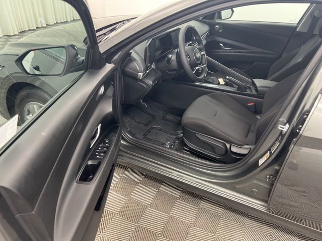 Used 2025 Hyundai Elantra SE image 10