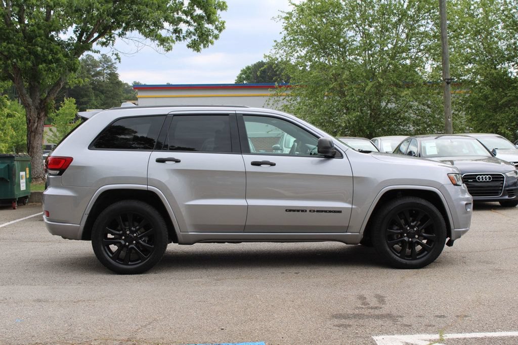 Used 2017 Jeep Grand Cherokee Altitude RWD image 5