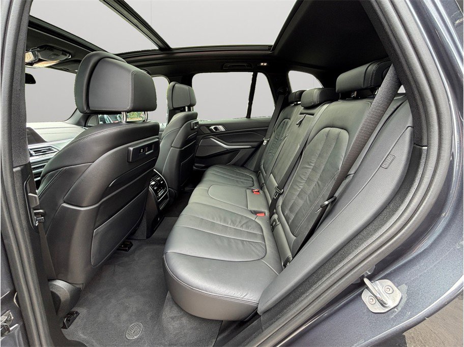 Used 2019 BMW X5 xDrive50i w/ Parking Assistance Package AWD/4WD image 41