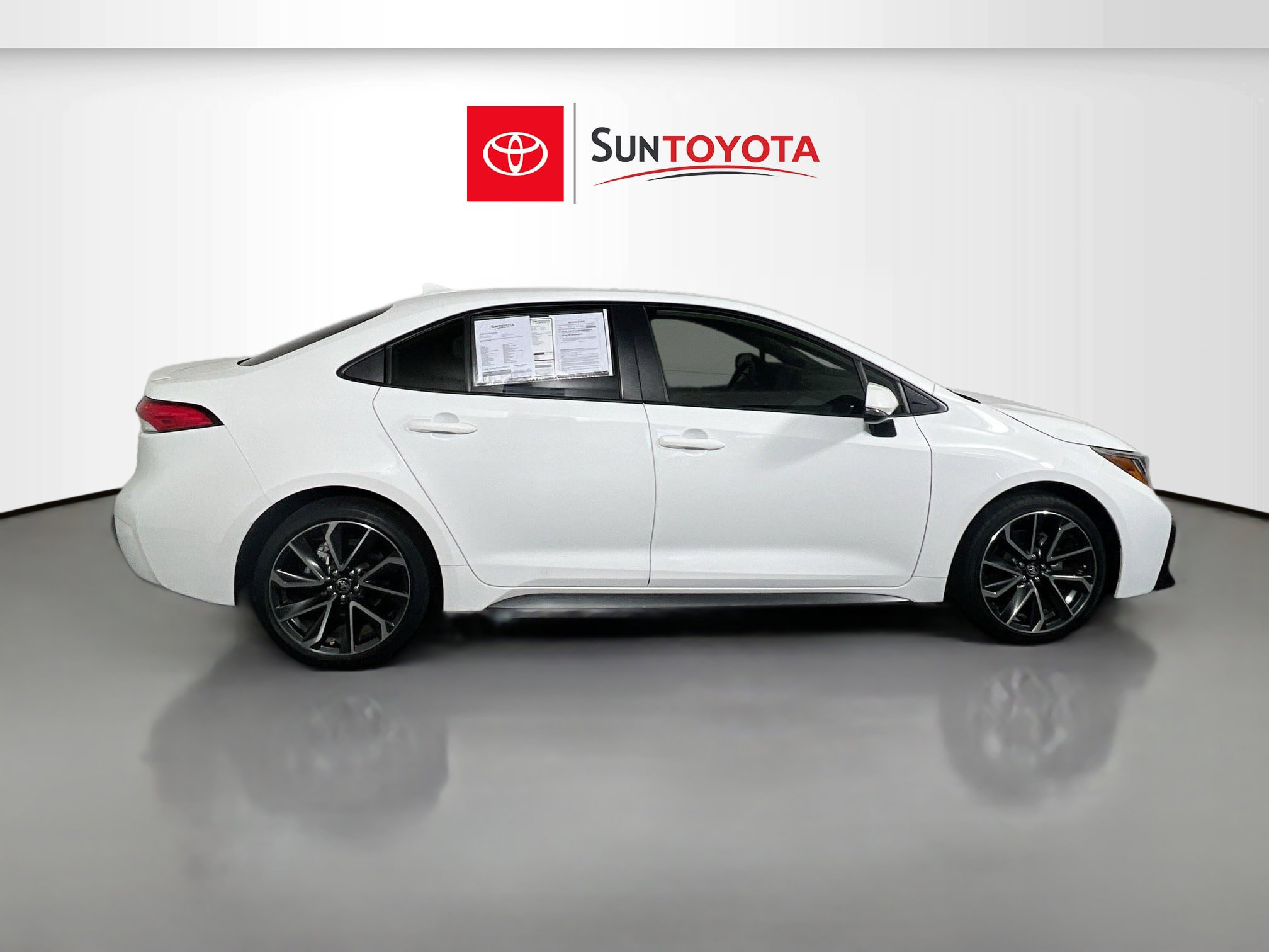 Used 2022 Toyota Corolla SE FWD image 2
