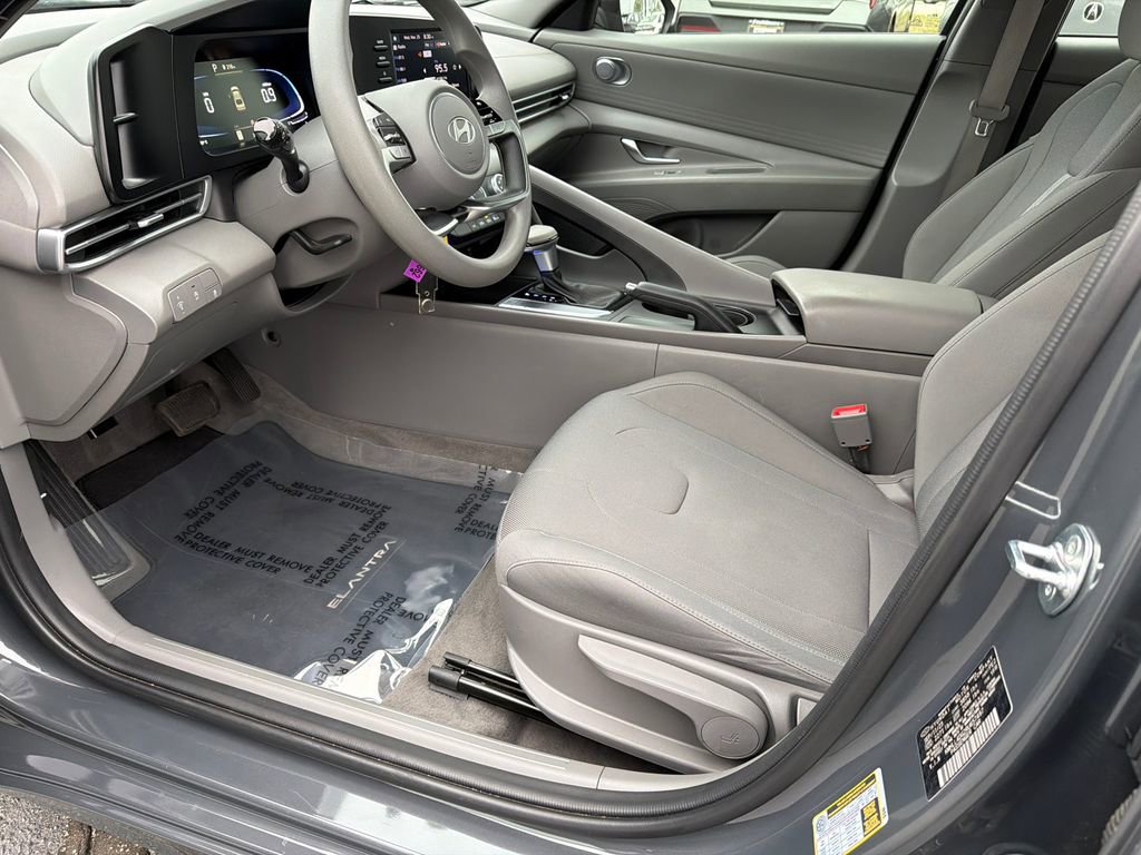 Used 2024 Hyundai Elantra SE image 9