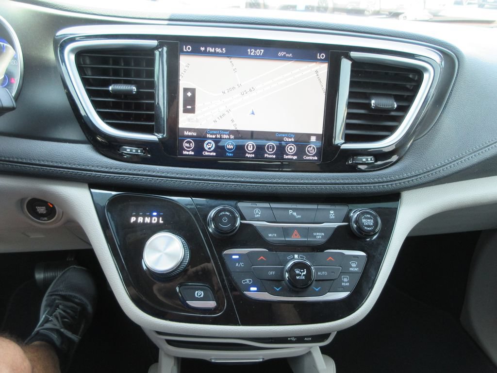 Used 2020 Chrysler Pacifica Limited FWD image 32