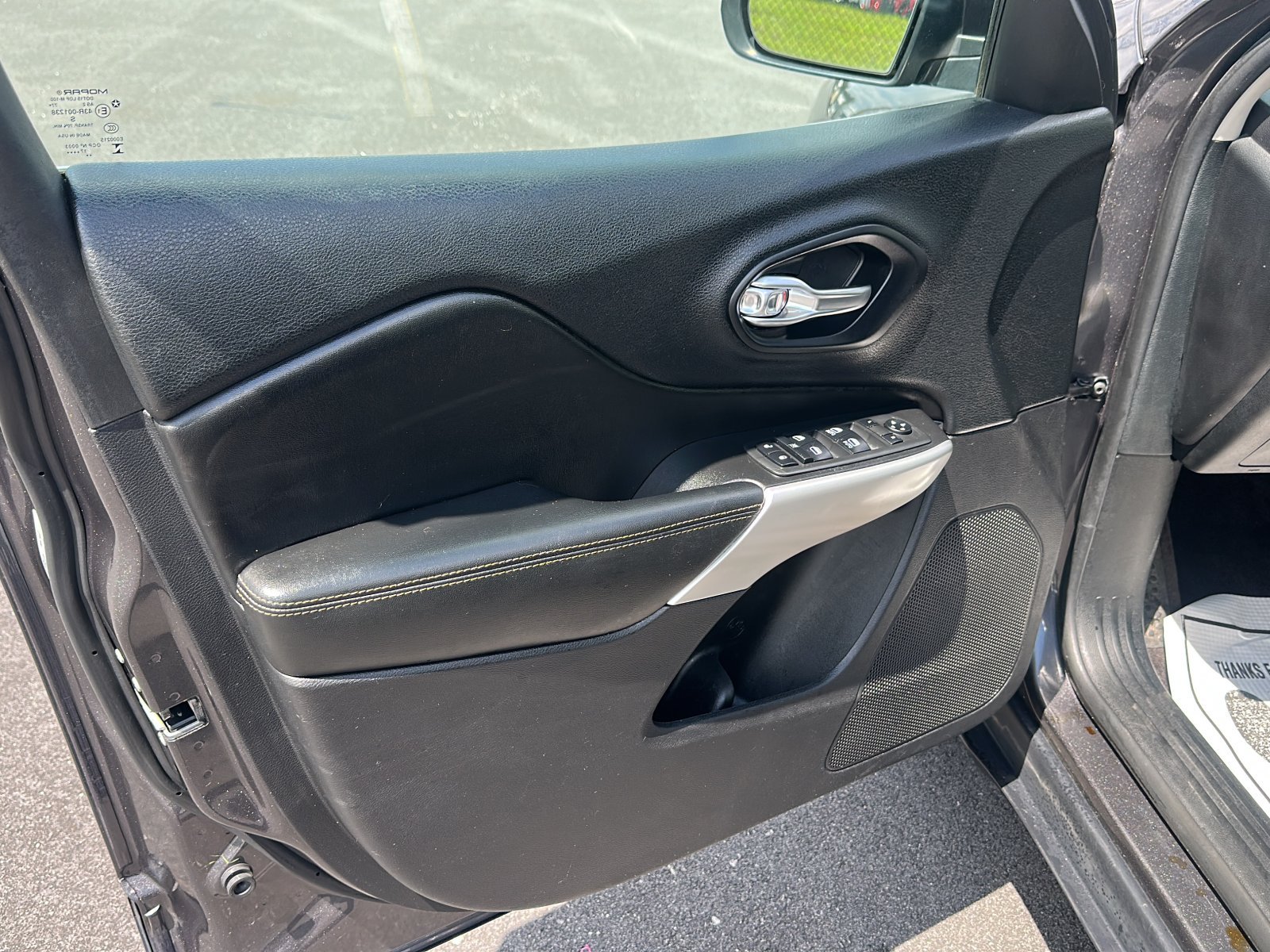 Used 2018 Jeep Cherokee Latitude Plus FWD image 18