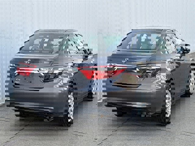 Used 2016 Toyota Camry LE image 4