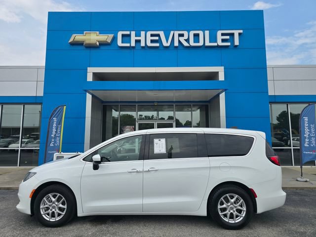 Used 2023 Chrysler Voyager LX FWD image 2