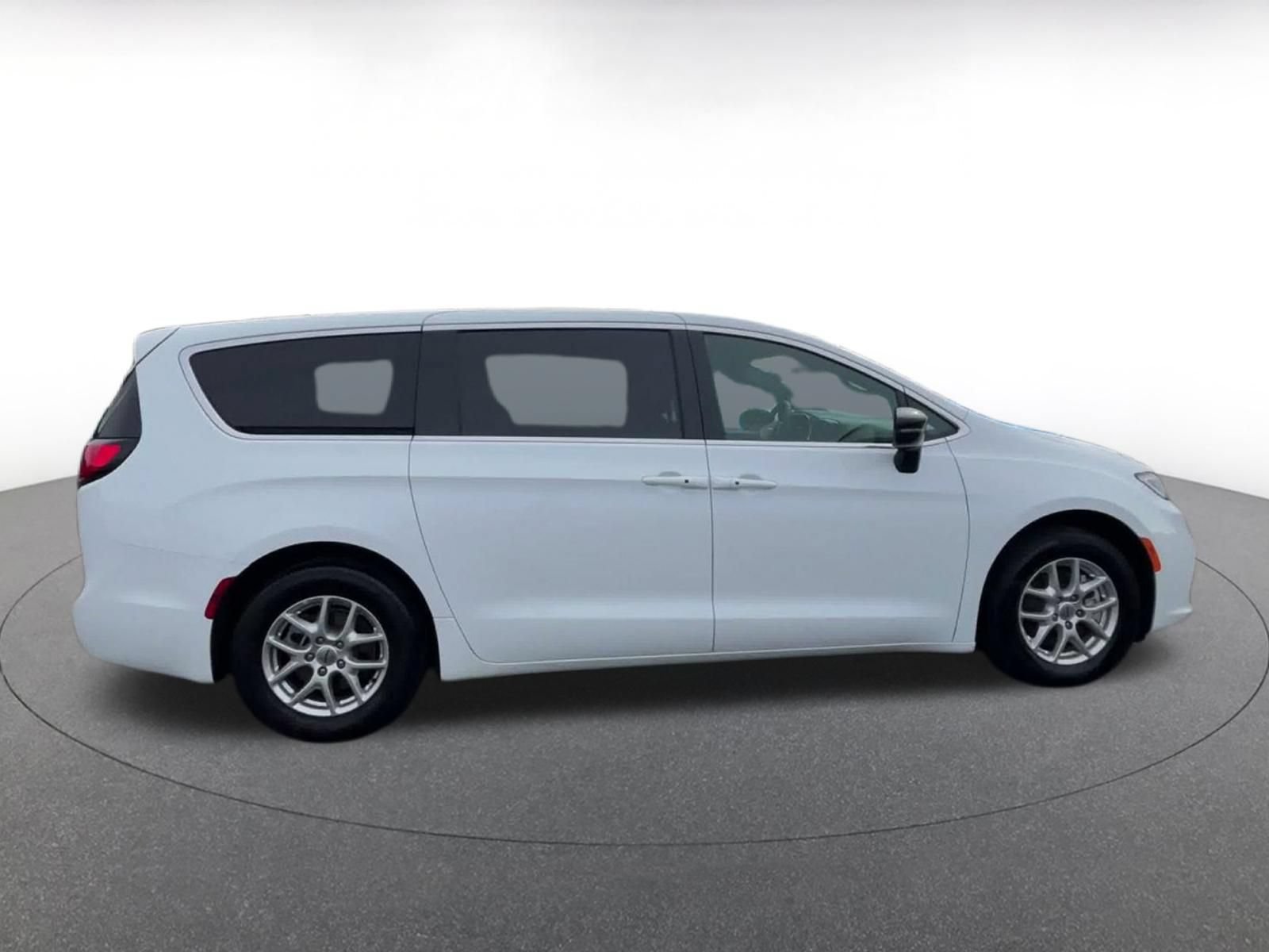 Used 2025 Chrysler Pacifica Select FWD image 15