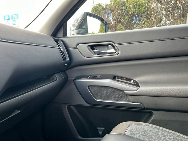 Certified 2023 Nissan Pathfinder SL w/ Black Appearance Package image 19